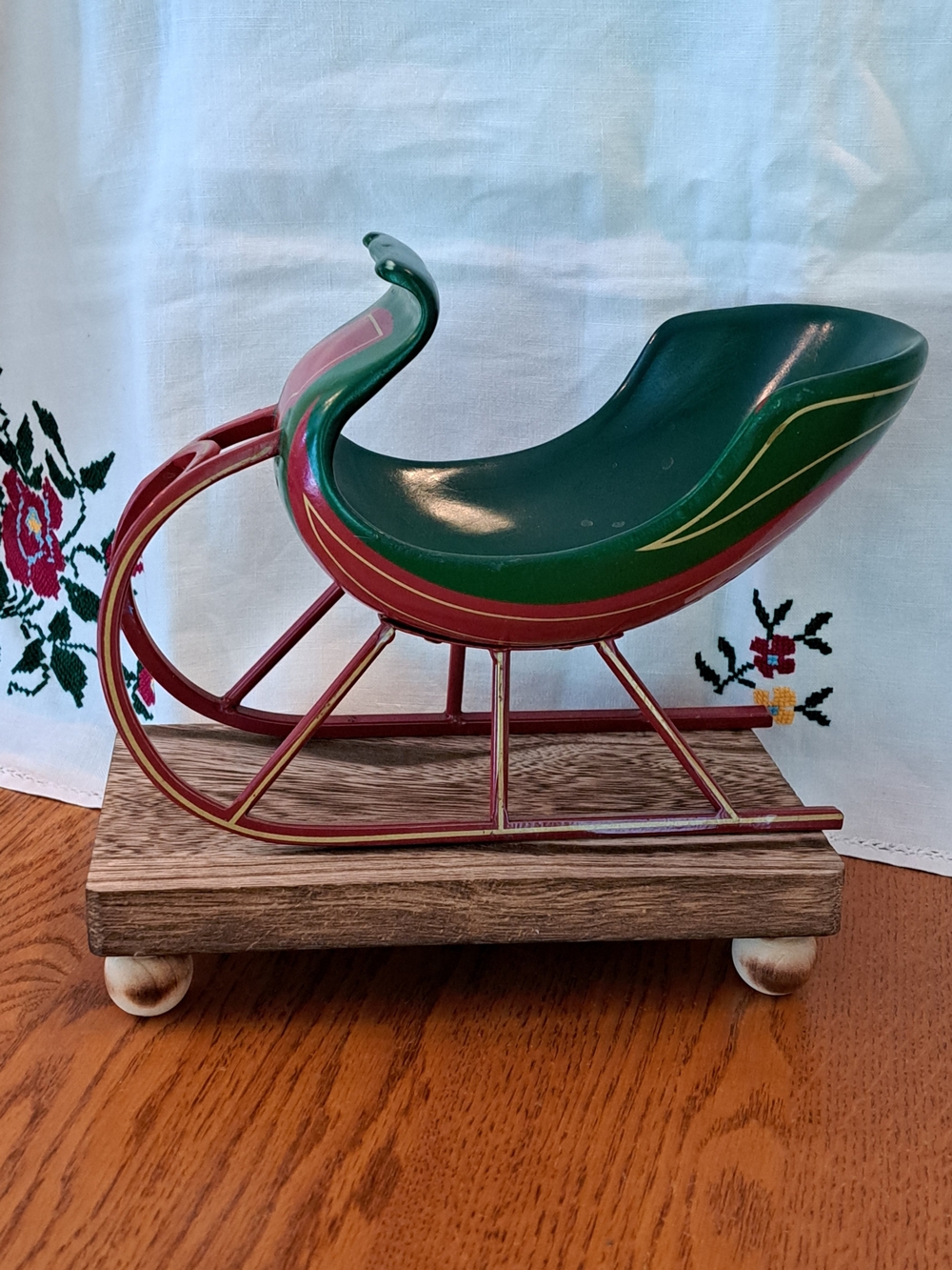 Vintage Tele Flora Green and Red Decorative Sleigh - Picture 3 of 8